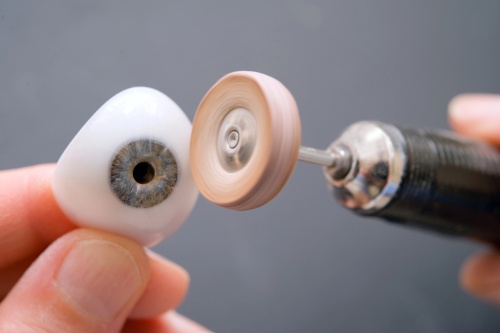 qualified ocularist making prosthetic eye